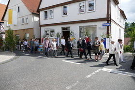 Fronleichnamsprozession durch die Straßen von Naumburg (Foto: Karl-Franz Thiede)